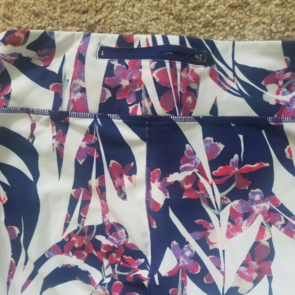 2/ $25 💗 Fabletics Compression Capris - Picture 5 of 7
